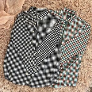 Two pack of button up vineyard vine shirts. Both worn twice, size medium.